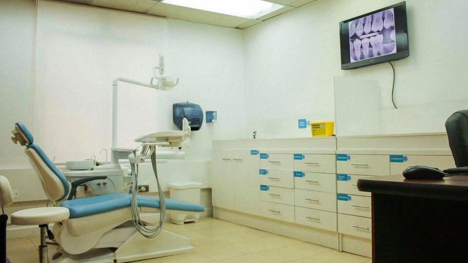 Sala de espera de Oval Clínica Dental en Viña del Mar
